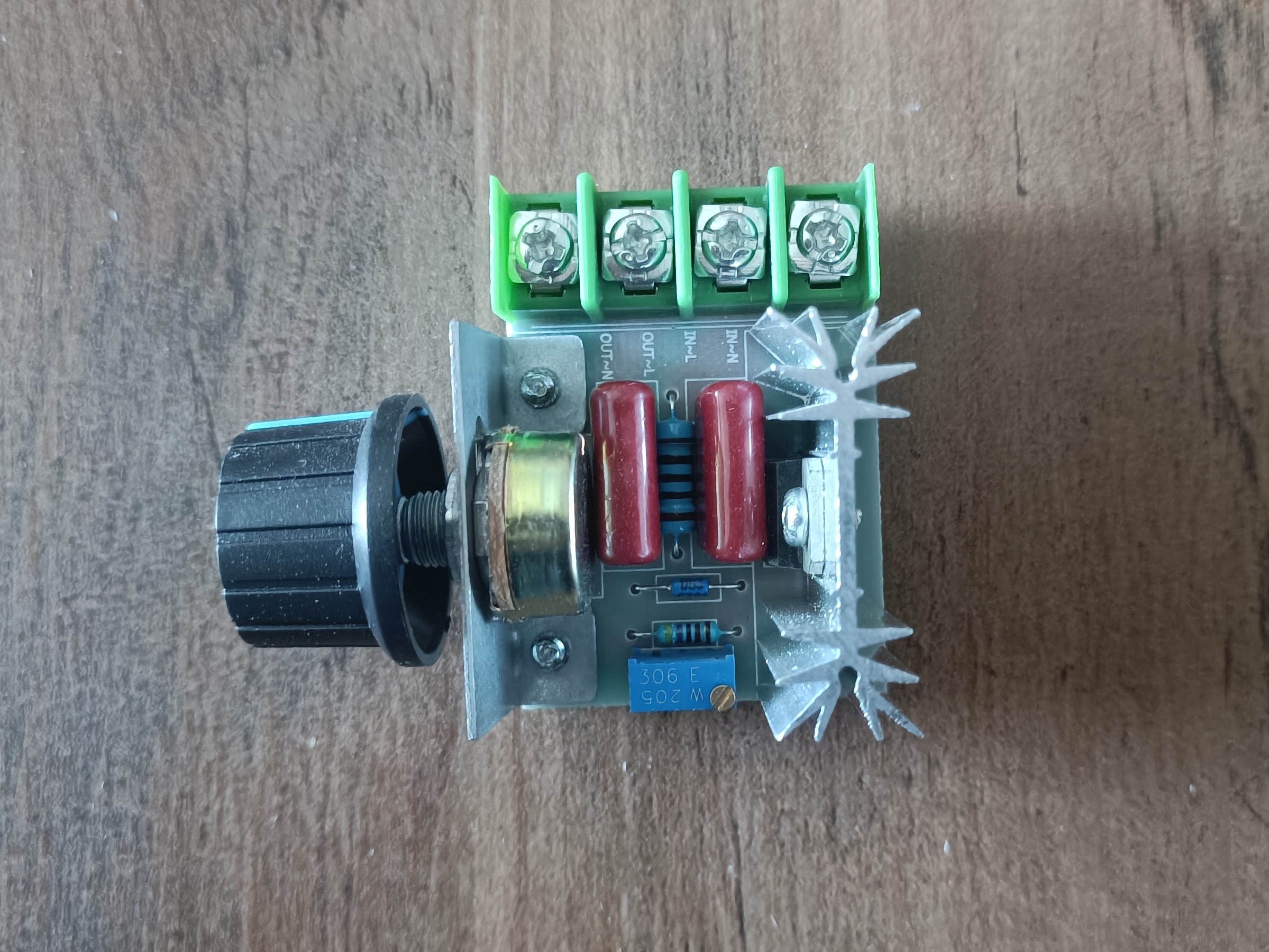 Regulátor napětí  AC 230V