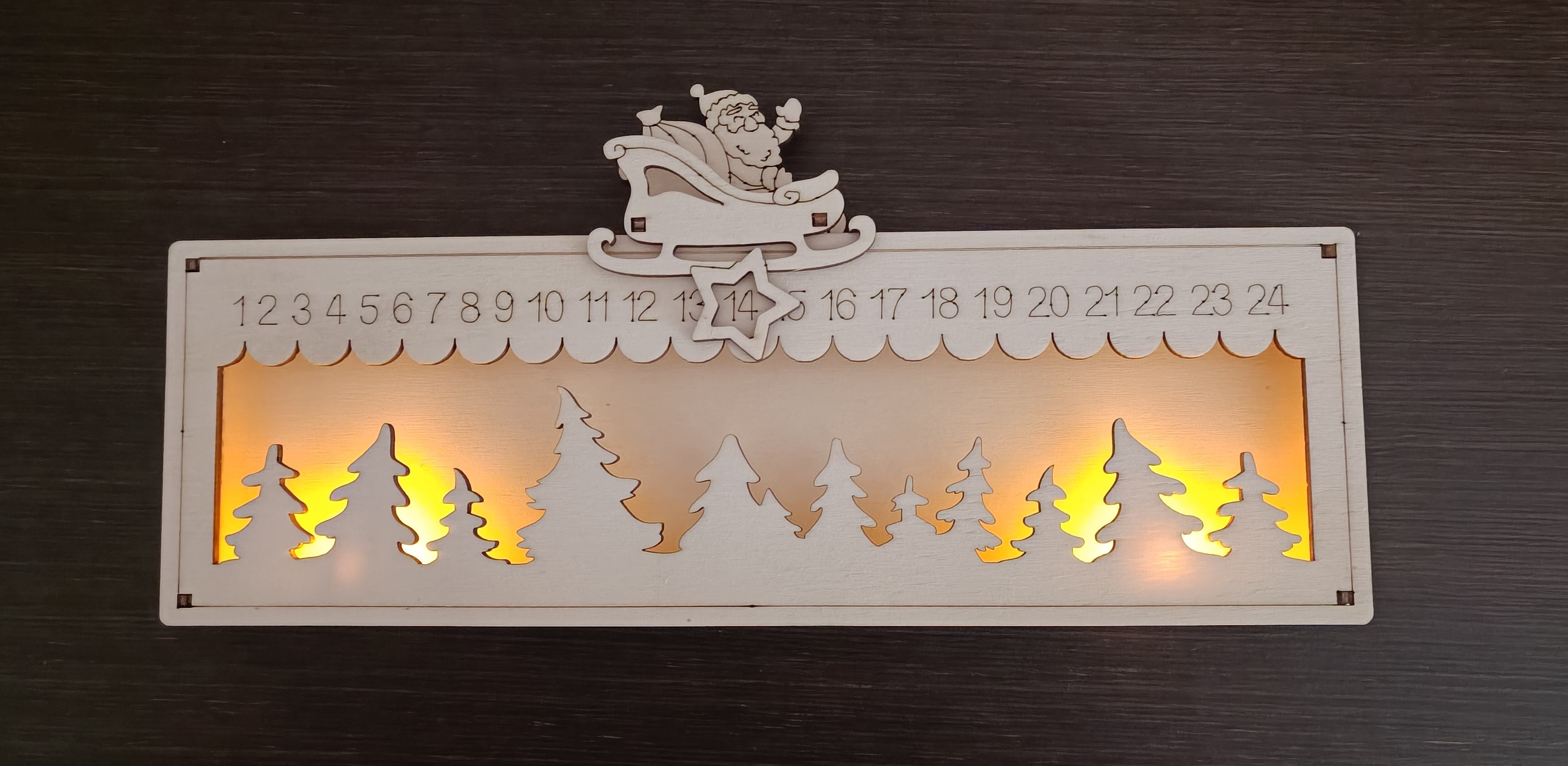 Dřevěný adventní kalendář - osvětlený