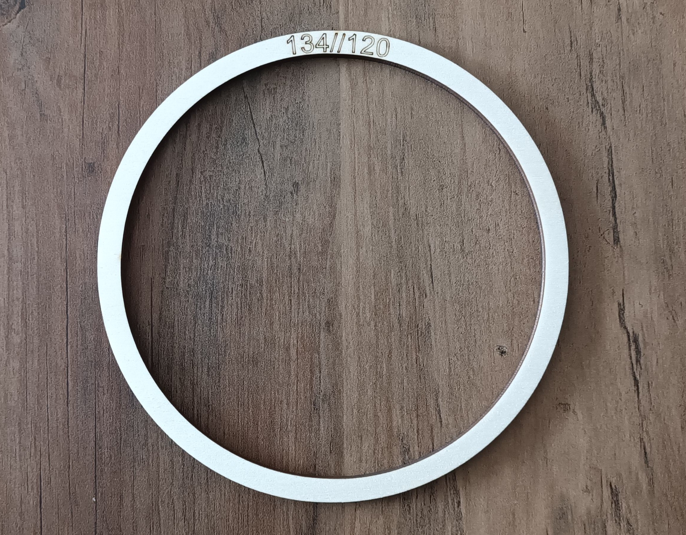 Dřevěný vyšívací kruh průměr 13.5cm.