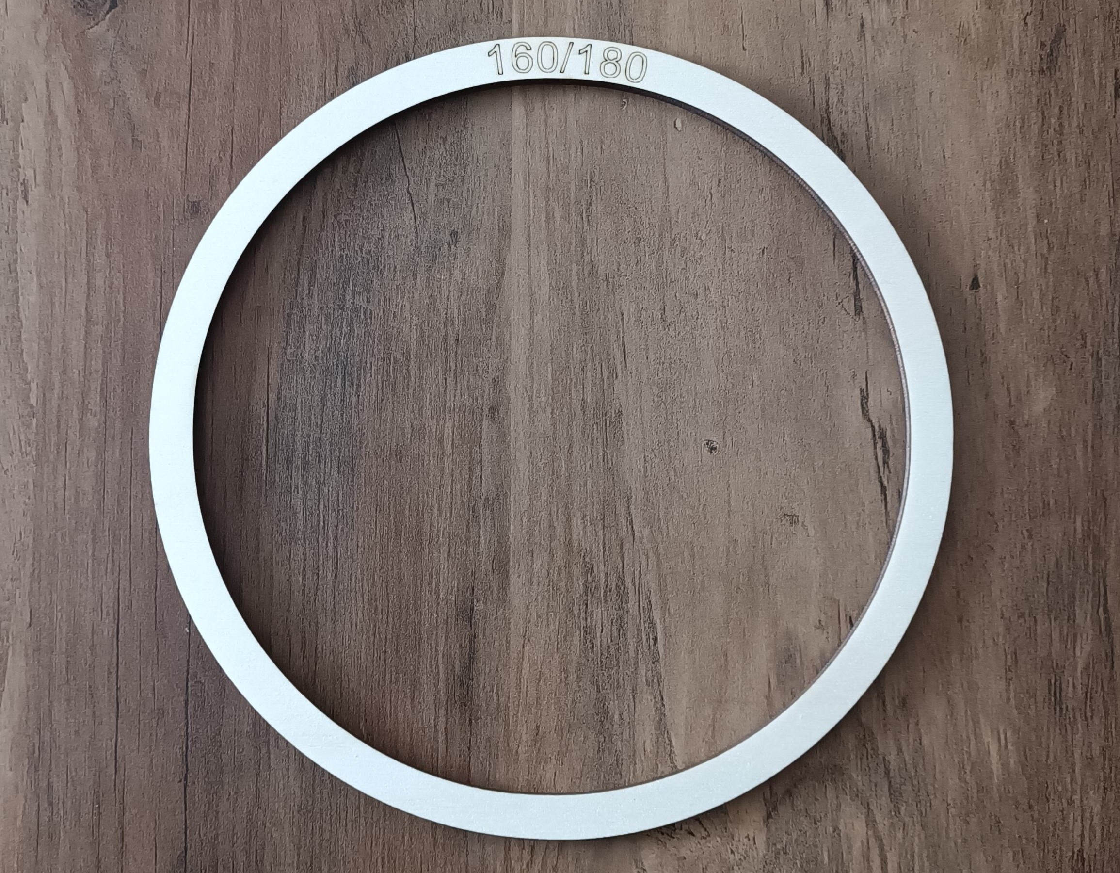Dřevěný vyšívací kruh průměr 18cm.