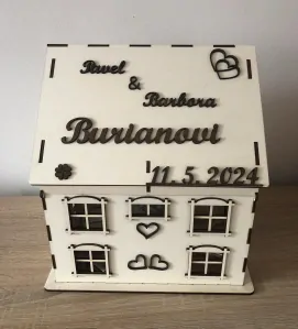Dřevěná pokladnička dům zdobený