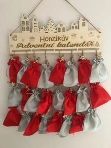 Dřevěný adventní kalendář se jménem