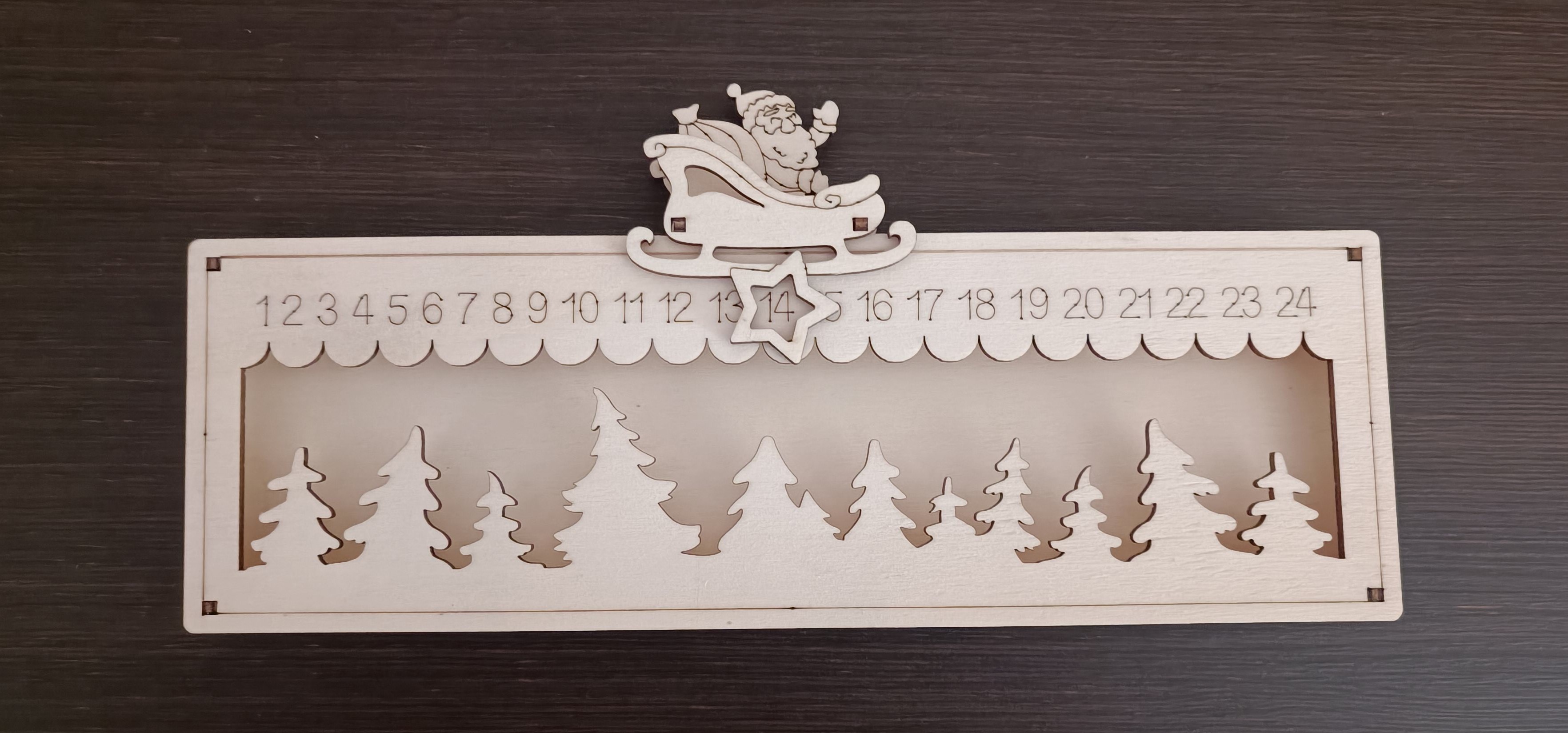 Dřevěný adventní kalendář - osvětlený