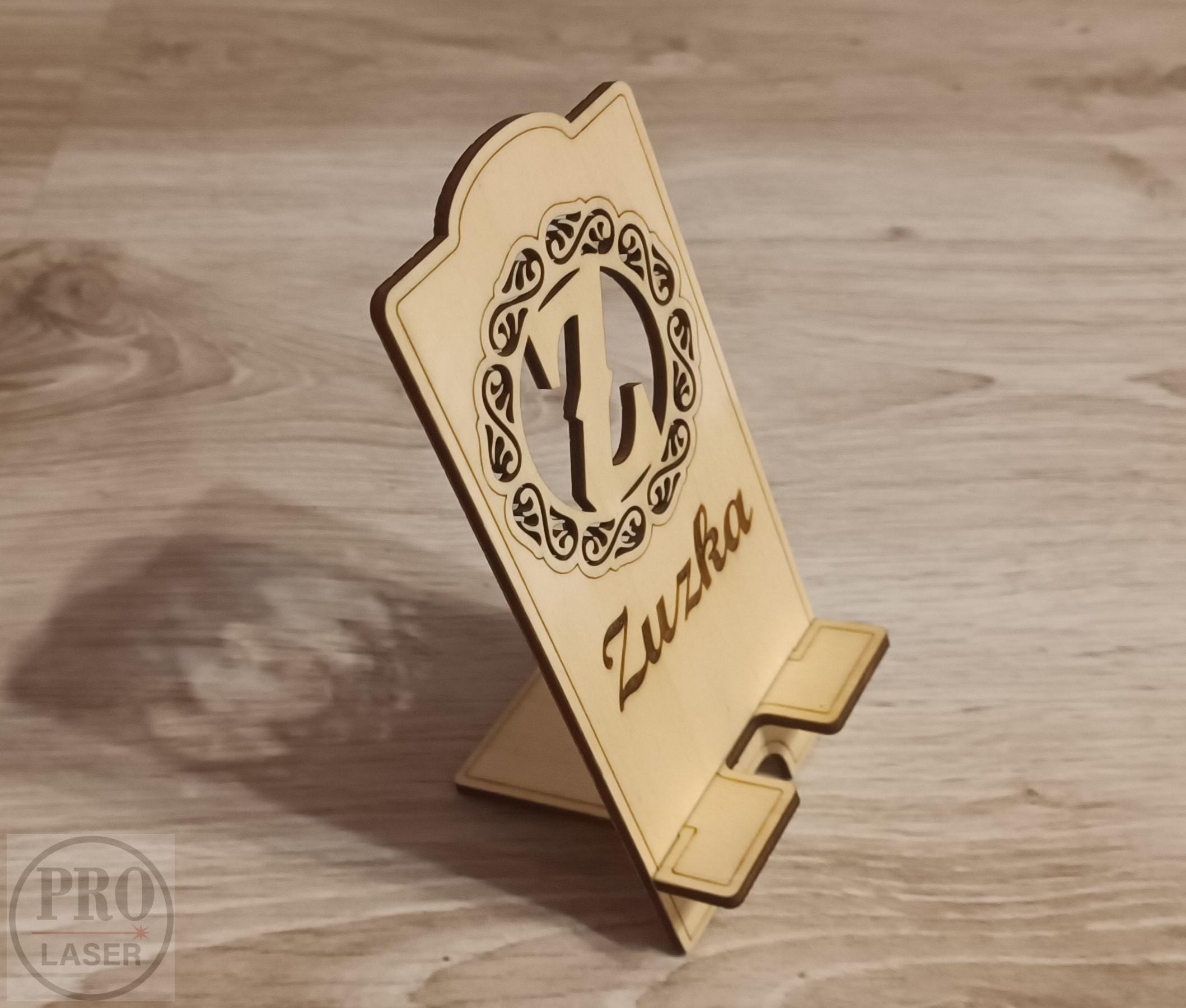 Stojánek na telefon s písmenem