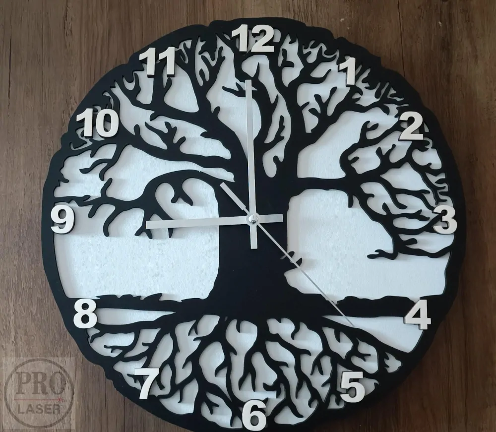 Hodiny strom života s barevným pozadím.