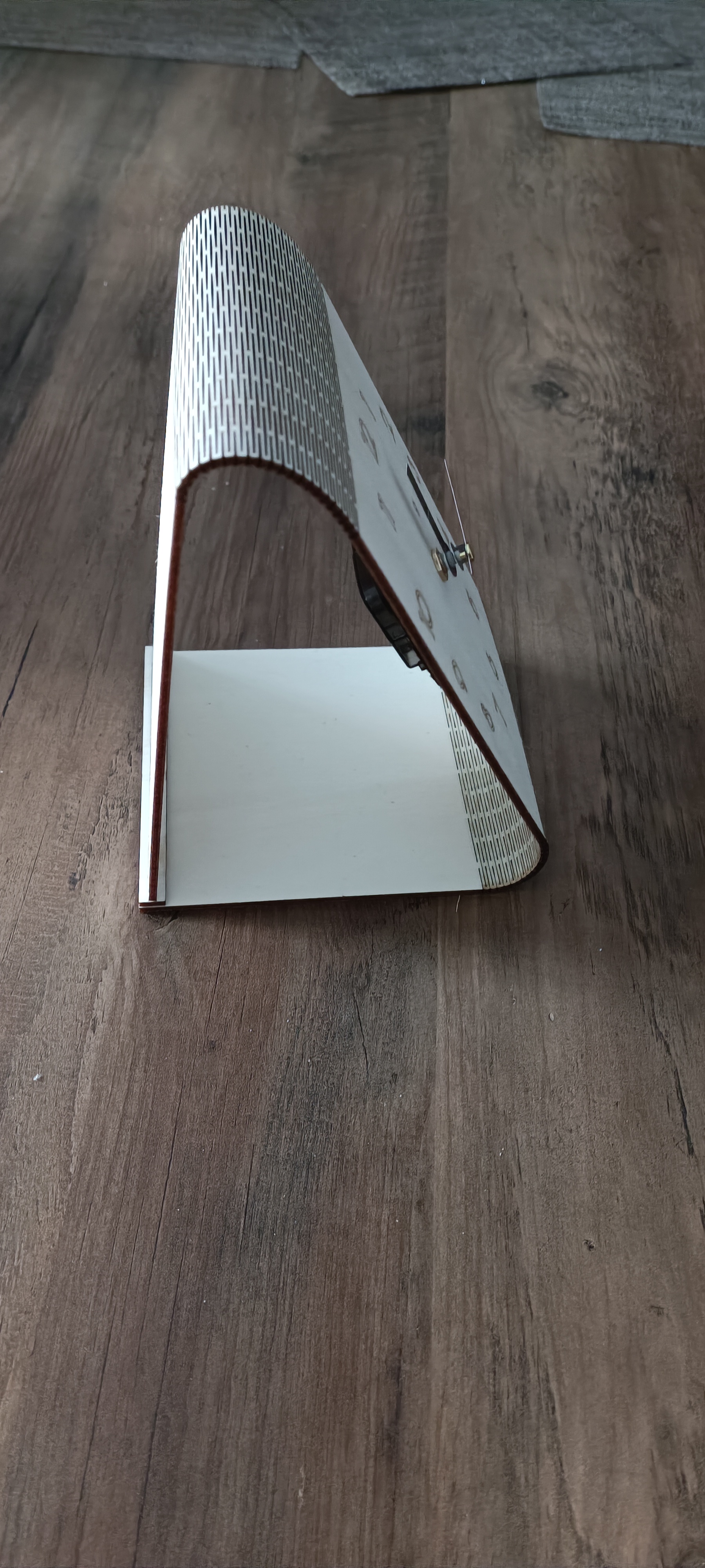 Dřevěné stolní hodiny