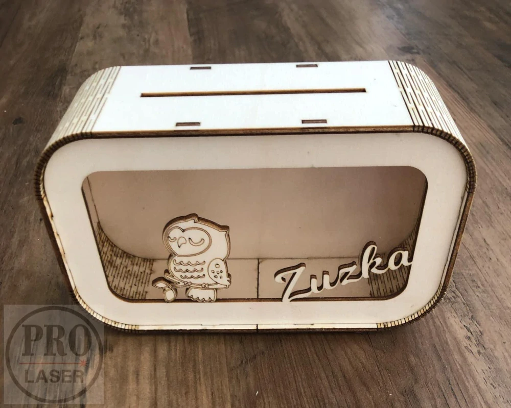 Dřevená pokladnička se jménem a motivem