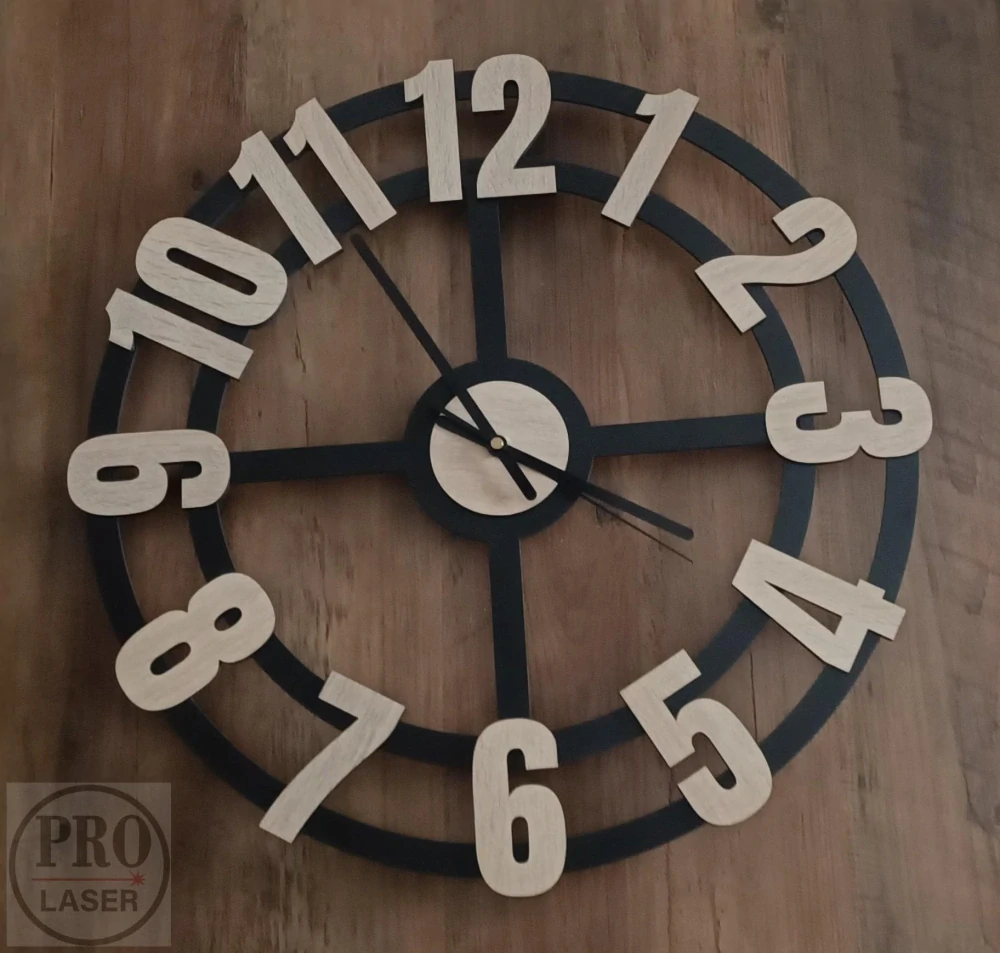 Dřevěné hodiny s velkými čísly