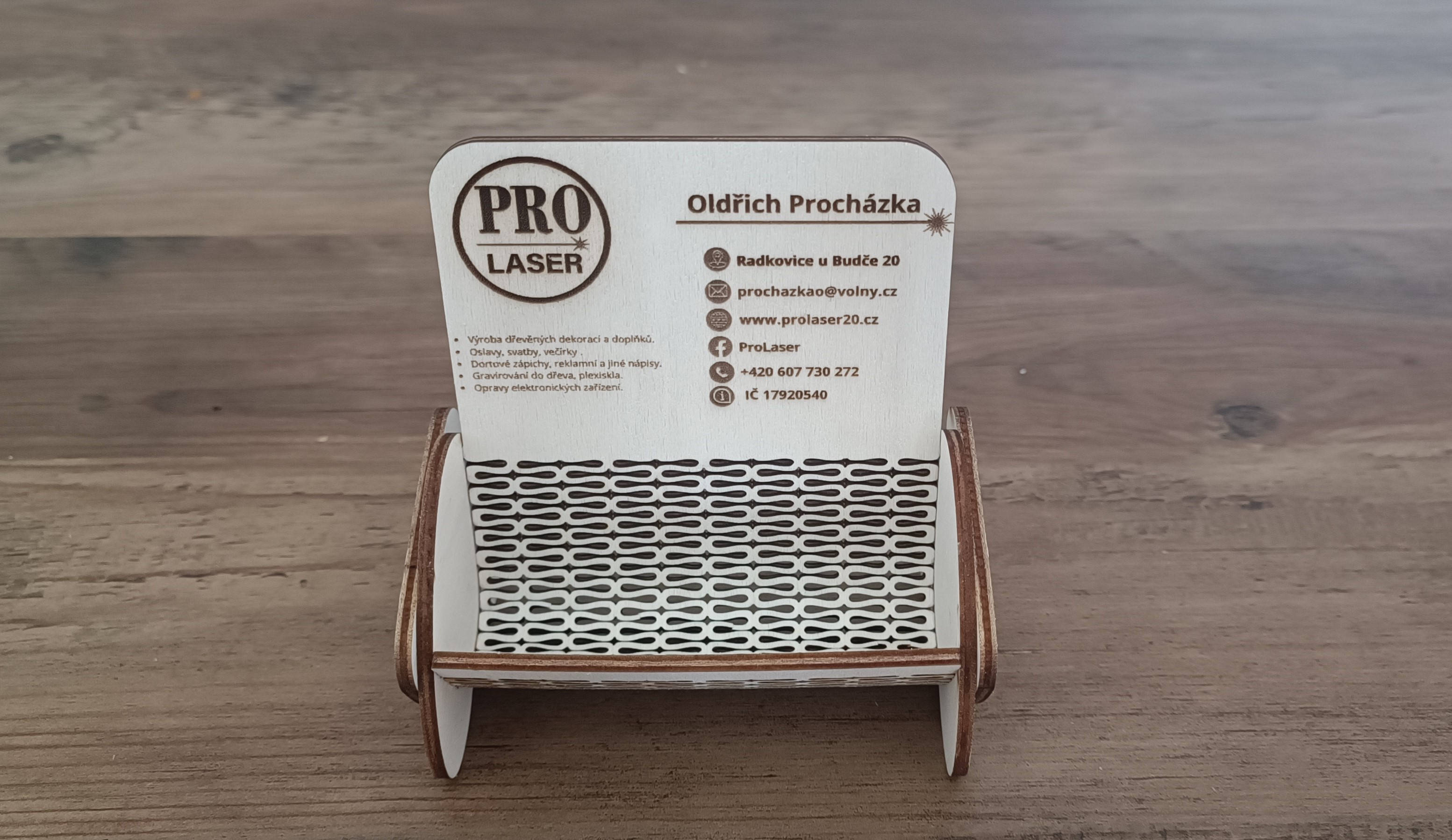 Dřevěný stojánek na vizitky