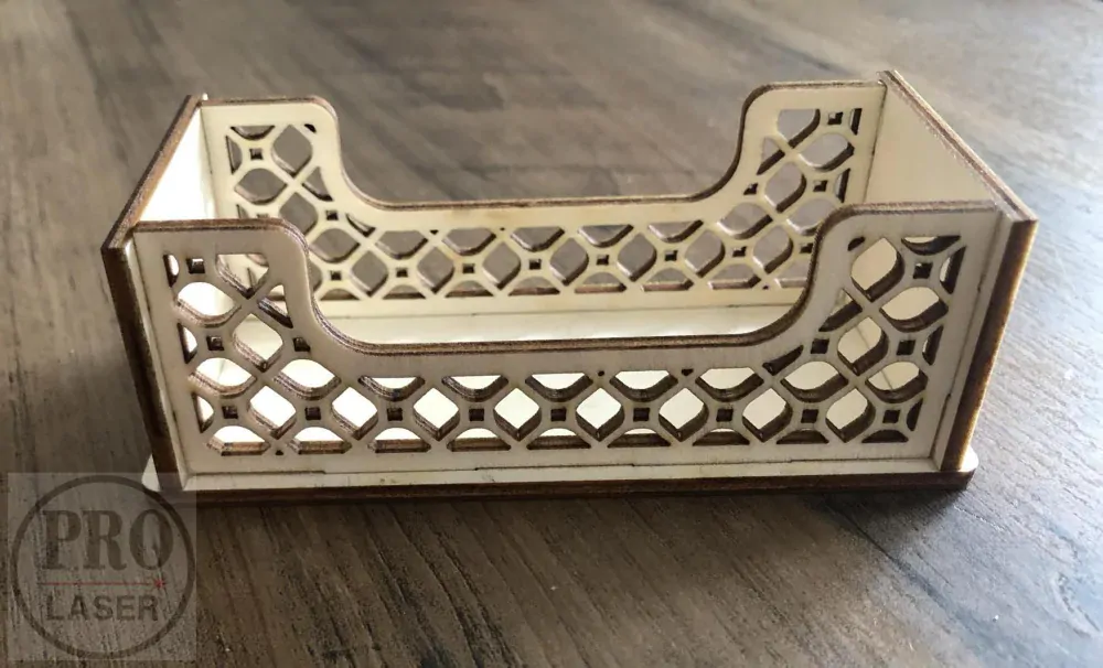 Dřevěný stojánek na podtácky vyřezávaný