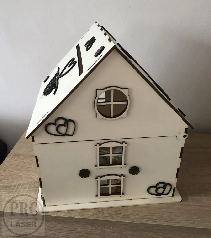 Dřevěná pokladnička dům zdobený