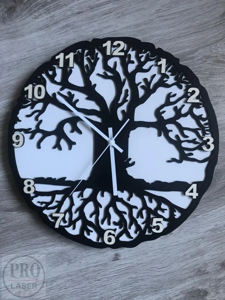 Hodiny strom života s barevným pozadím.