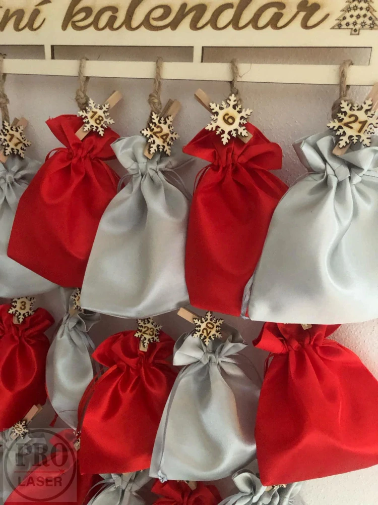 Dřevěný adventní kalendář Betlém