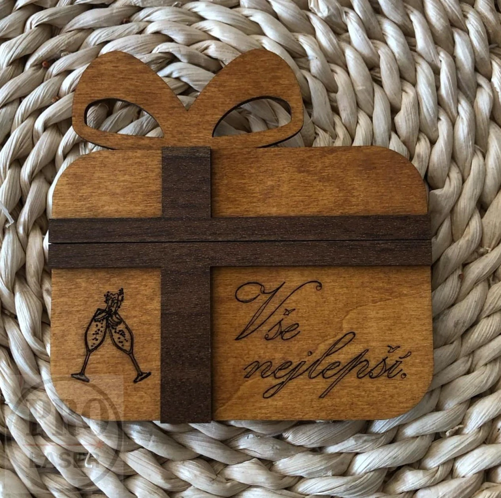 Dřevěné přání ve tvaru dárku