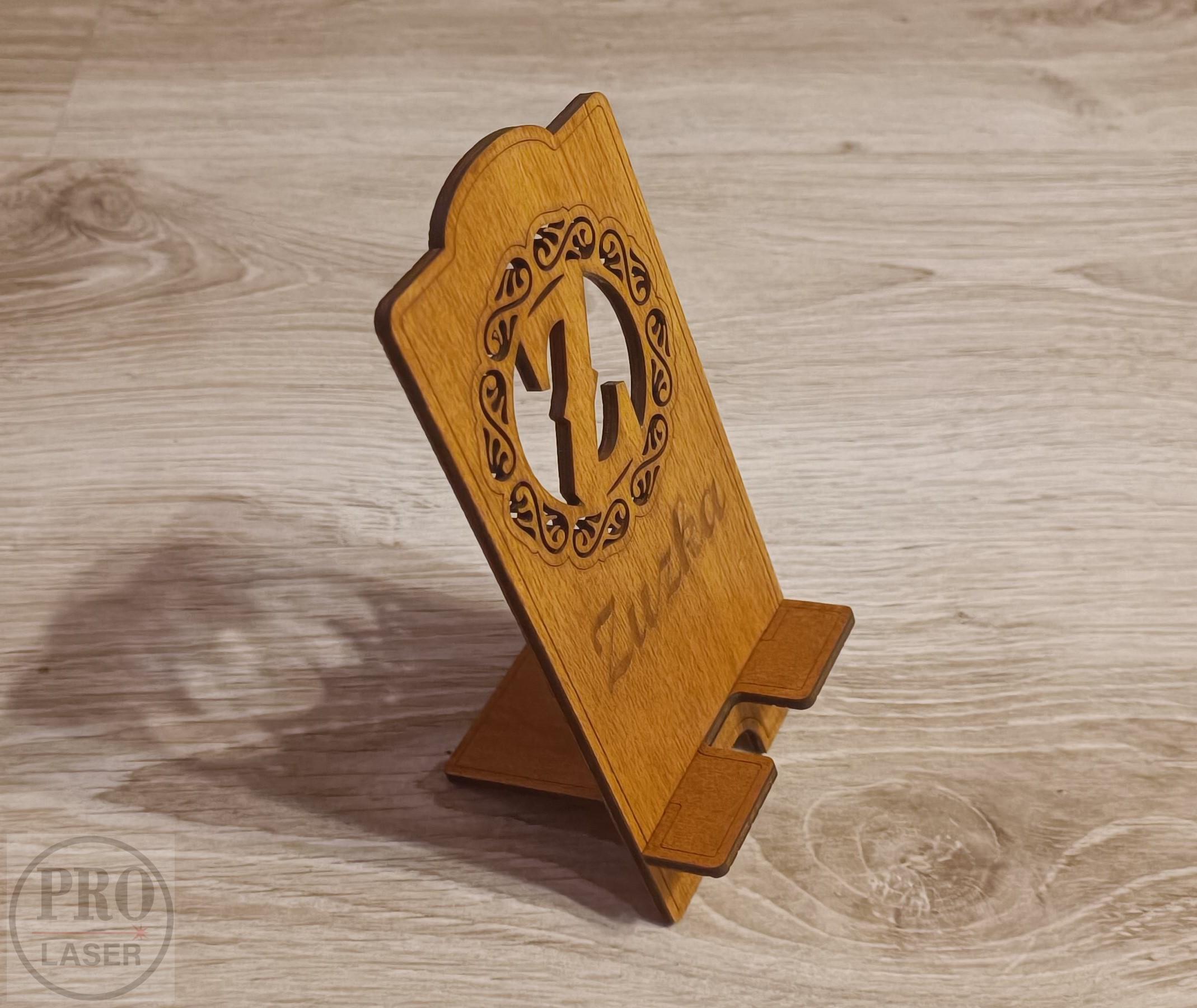 Stojánek na telefon s písmenem