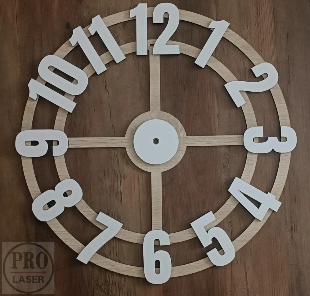 Dřevěné hodiny s velkými čísly