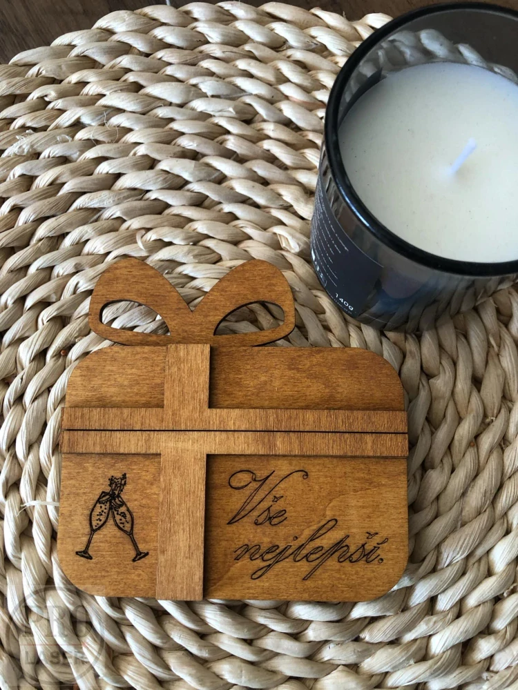 Dřevěné přání ve tvaru dárku