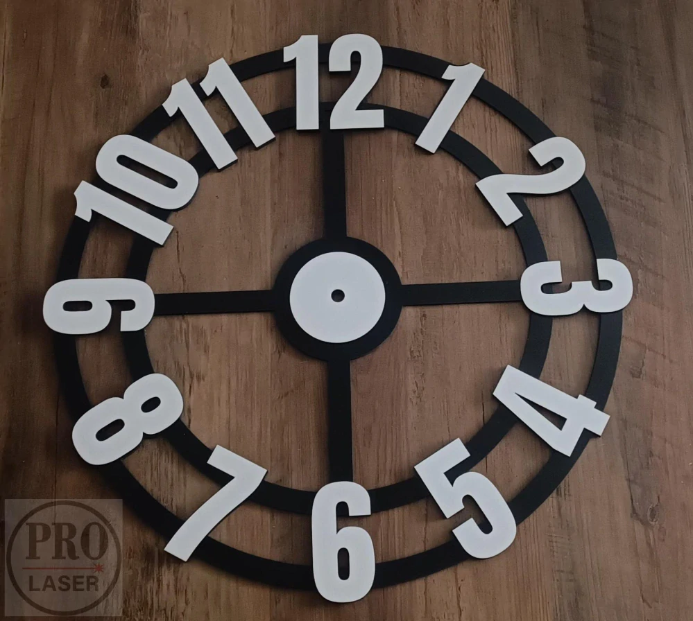 Dřevěné hodiny s velkými čísly