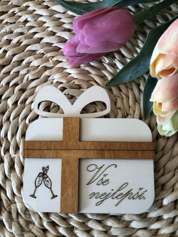 Dřevěné přání ve tvaru dárku