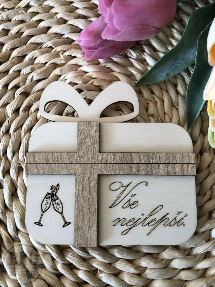 Dřevěné přání ve tvaru dárku